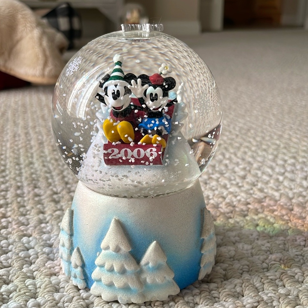 Disney Store Mickey/Minnie snow globe